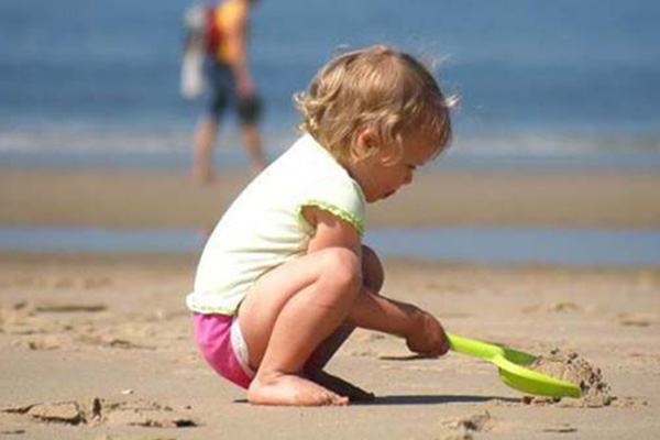 Portare i bambini in spiaggia, benefici e accorgimenti