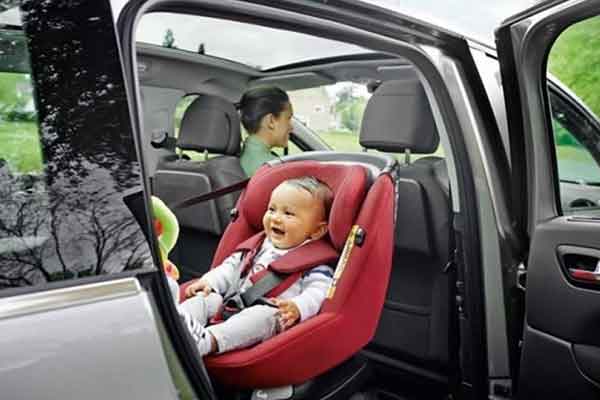 Bambini in auto, norme per il trasporto e per i seggiolini auto