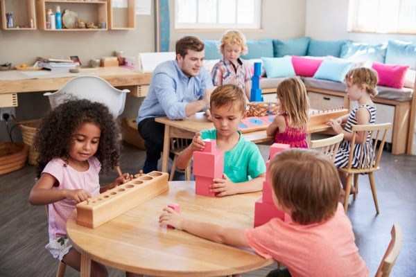 5 consigli per educare vostro figlio con il metodo Montessori
