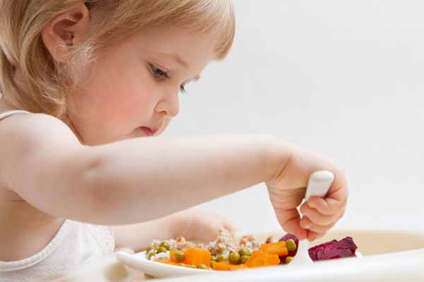 Come insegnare ai bambini a usare le posate e mangiare da soli