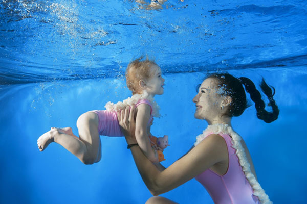 Nuoto e bambini: come farli avvicinare al mare o in piscina
